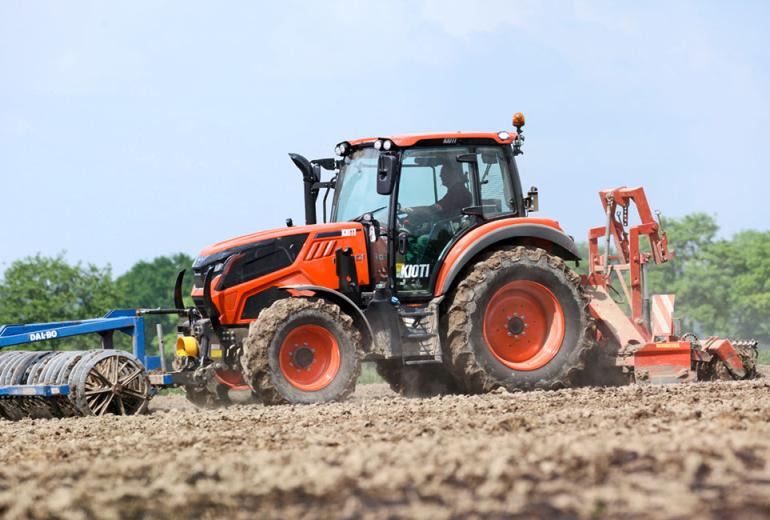 Kioti traktor põllul
