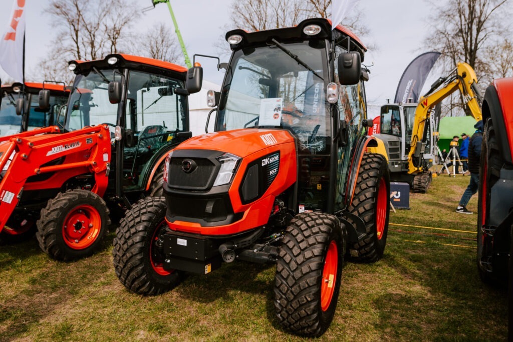 Maamessil 2026 üritusel on õues murul väljas eksponeeritud suurte rehvidega oranžikas ja must traktor, mida ümbritsevad muud Kone Agro masinad ja seadmed. Taustal on näha puud ja bännerid.